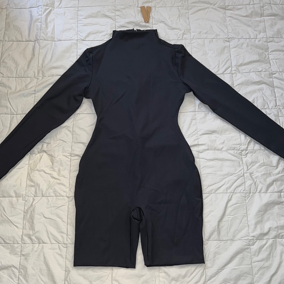 SKIMS ALL-IN-ONE LONG SLEEVE MID THIGH ONESIE - Picture 3 of 15